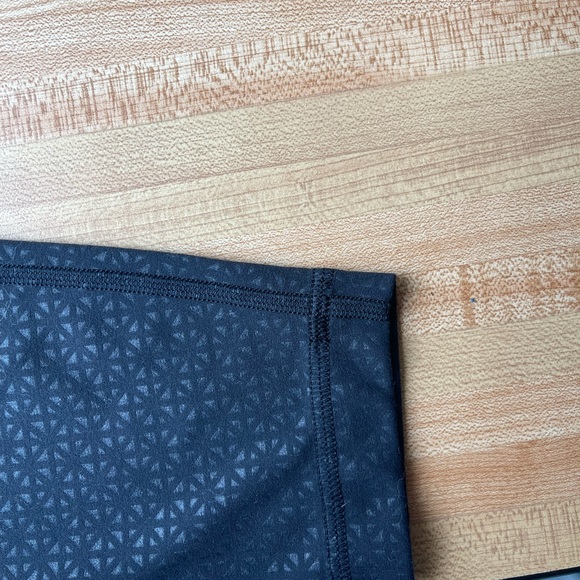Lululemon high rise black pattern 25” - Picture 3 of 3